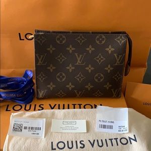 Authentic Louis Vuitton Toiletry 19 NWT!!